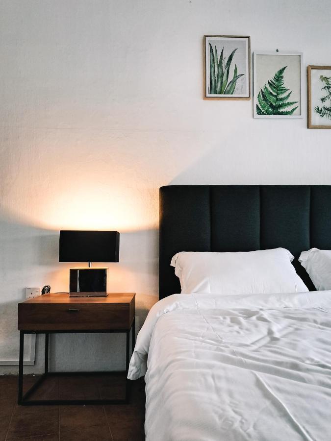 111 Hutton Lane Hostel จอร์จทาวน์ ภายนอก รูปภาพ